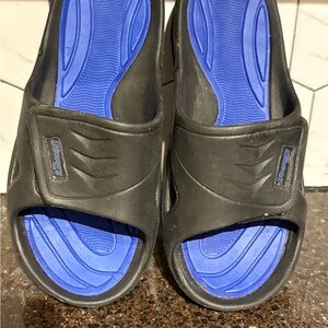 Free with purchase slides size 7 men’s & size 9 women’s